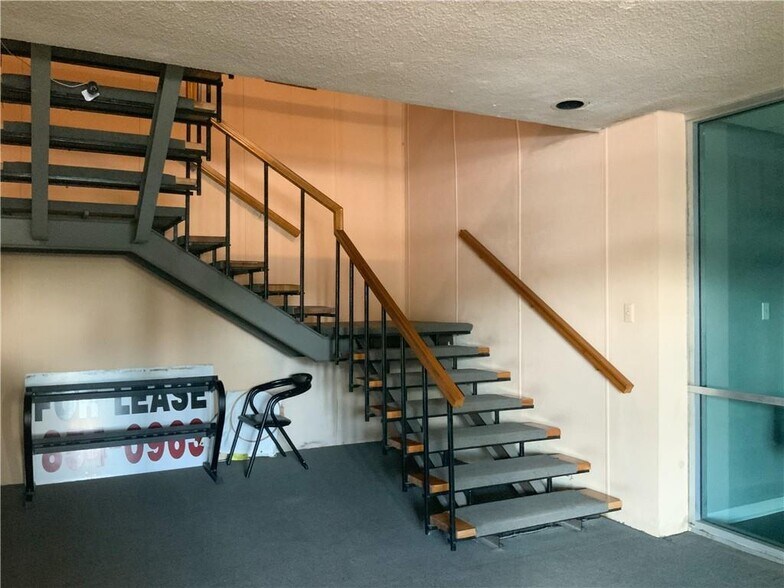 More Photos Of 2001 S Staples St, Corpus Christi Office For Sale