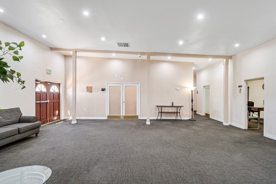 More Photos Of 8837 E Palmdale Blvd, Palmdale Research And Development For Sale