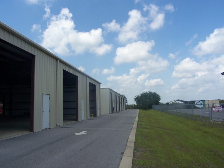 More Photos Of 48 Commerce Ln, Freeport Warehouse For Lease