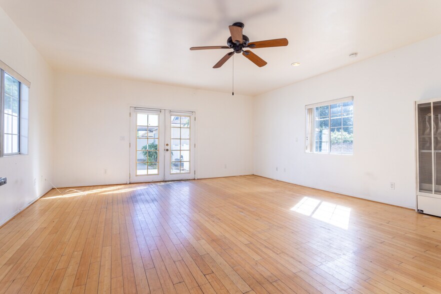 More Photos Of 9826 Columbus Ave, North Hills Multifamily For Sale