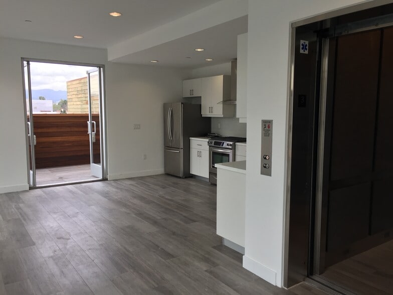 More Photos Of 600 S La Brea Ave, Los Angeles Storefront Retail Residential For Sale