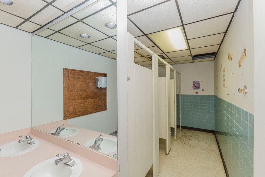 More Photos Of 1560 S Topeka St, Wichita Lodge Meeting Hall For Sale