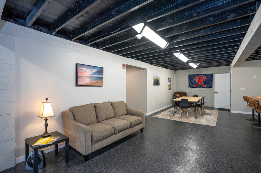 More Photos Of 709 106th St S, Tacoma Auto Repair For Sale