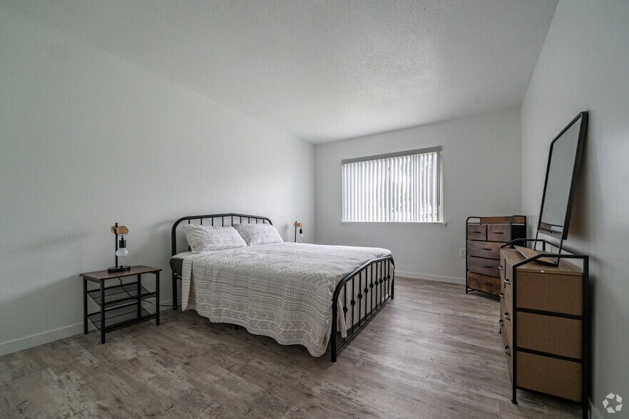 More Photos Of 902 N Charles St, Macomb Apartments For Sale