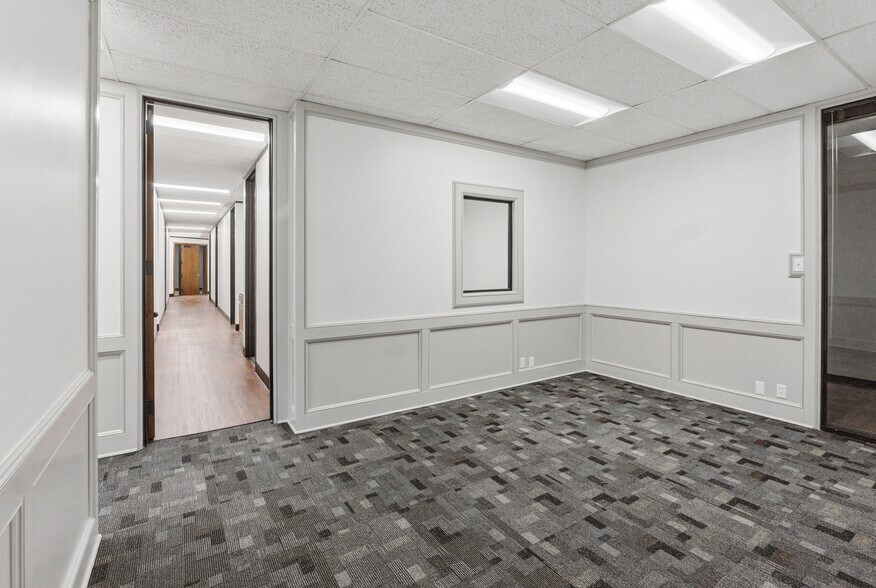 More Photos Of 8000 Centre Park Dr, Austin Office For Lease