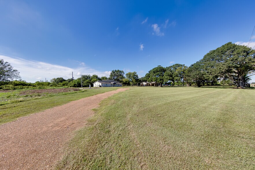 More Photos Of 4095 SE I 10 Frontage Rd, Sealy Medical For Lease