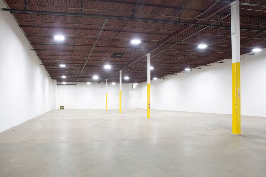 More Photos Of 3338-3344 Democrat Rd, Memphis Distribution For Lease