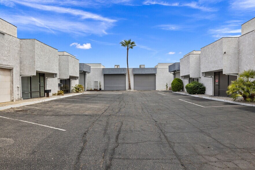 More Photos Of 800 S Vella Rd, Palm Springs Warehouse For Lease