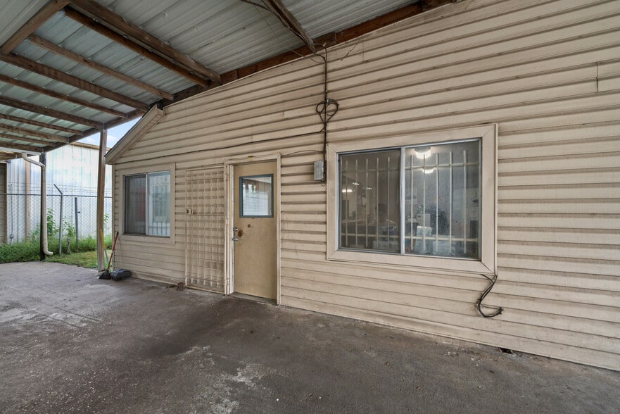 More Photos Of 9903 Honeywell St, Houston Warehouse For Sale