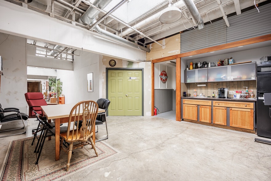More Photos Of 1024 Garson Ave, Rochester Light Manufacturing For Sale