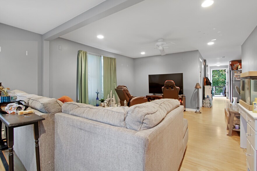 More Photos Of 366 Wood St, Bristol General Retail For Sale