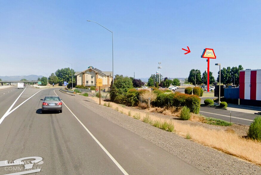 More Photos Of 210 Penninger St, Central Point Restaurant For Lease