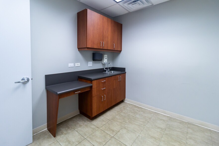 More Photos Of 2400 N Ashland Ave, Chicago Medical For Lease