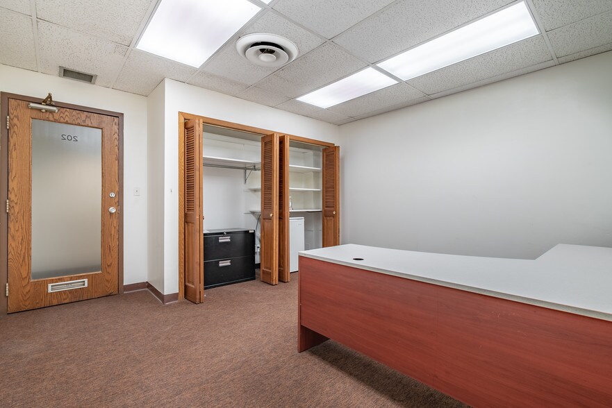 More Photos Of 6650 N Northwest Hwy, Chicago Office For Lease