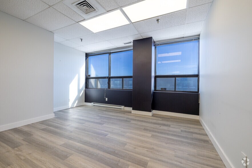 More Photos Of 4000-4036 Boul De La Côte-Vertu, Montréal Showroom For Lease