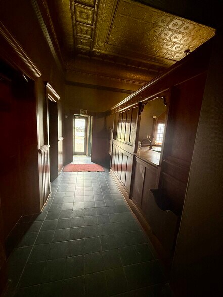 More Photos Of 101 N 2nd St, Vincennes Flex For Sale