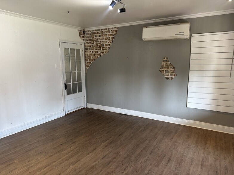 More Photos Of 40 Boul Grand, L'Île-Perrot General Retail For Lease