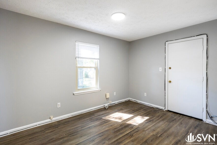 More Photos Of 261 Regency Cir, Lexington Office For Lease