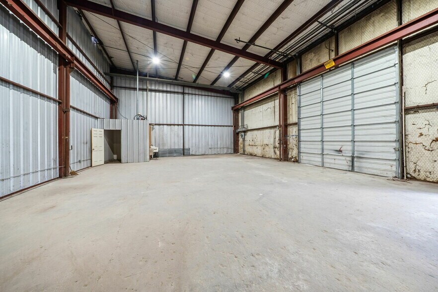 More Photos Of 2833 Roosevelt Ave, San Antonio Industrial For Lease