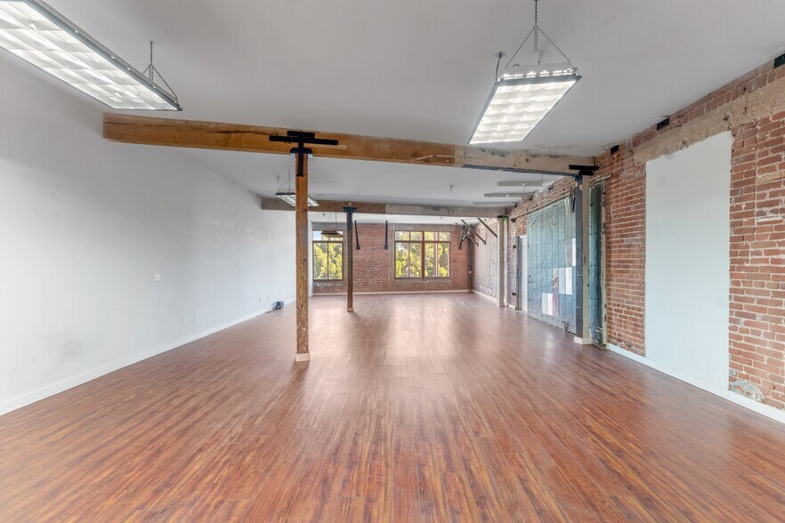 More Photos Of 2079 E 15th St, Los Angeles Flex For Lease