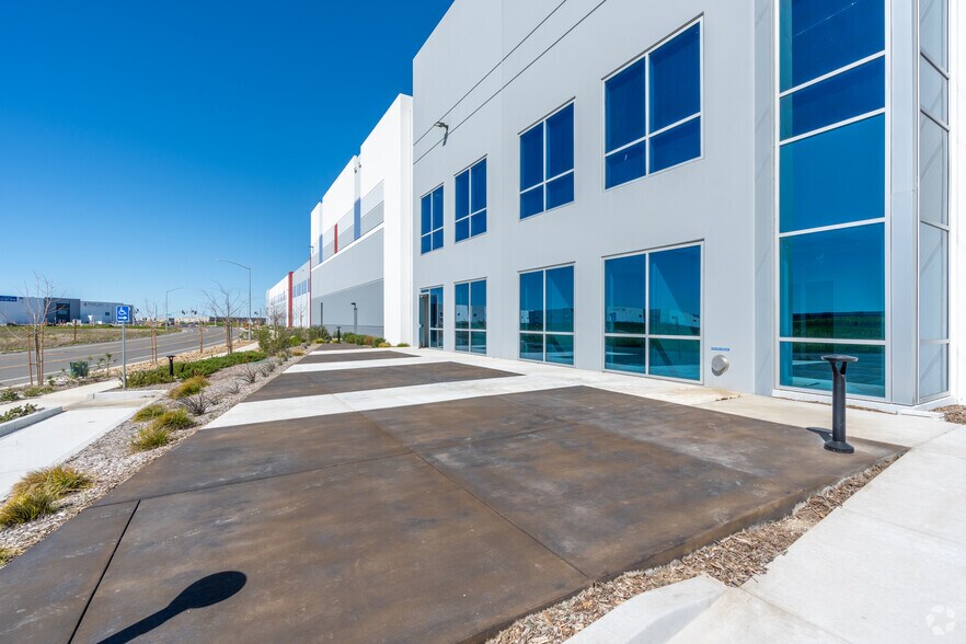 More Photos Of 7180 Badiee Dr, Sacramento Warehouse For Lease