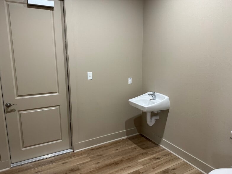 More Photos Of 4230 S Major Dr, Beaumont Warehouse For Lease