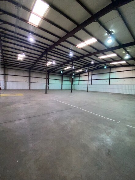 More Photos Of 400 S Eagle Ln, Oklahoma City Warehouse For Lease