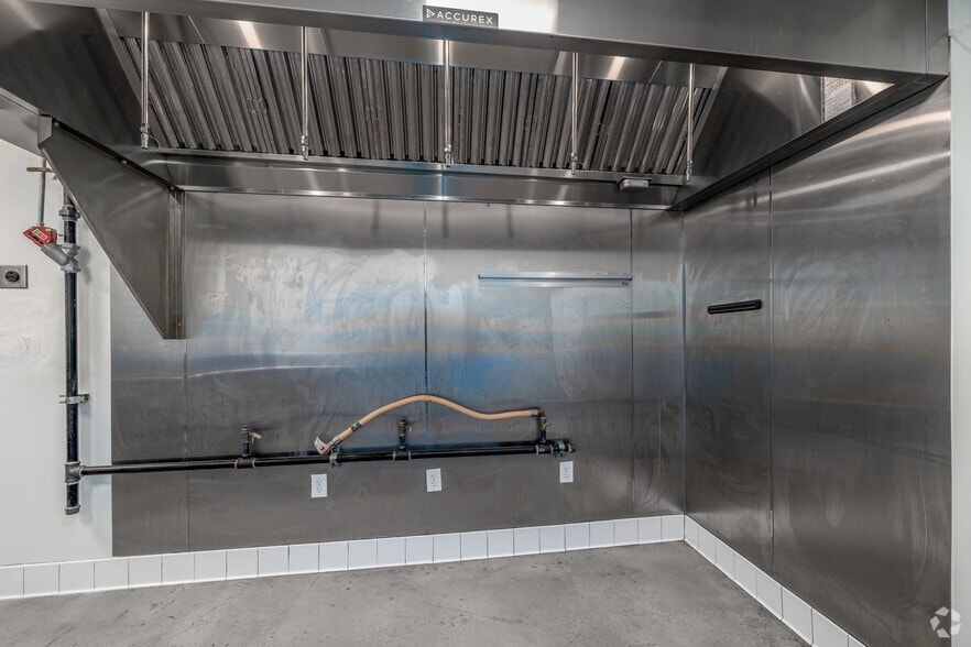 More Photos Of 500 W Summit Ave, Charlotte Food Processing For Lease