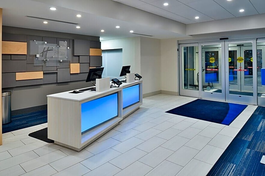 More Photos Of 2776 Destination Pky, Orlando Hotel For Sale