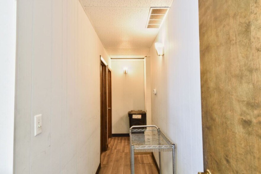 More Photos Of 1304 N Division St, Pontiac Flex For Sale