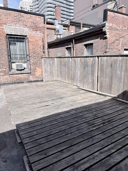 More Photos Of 531 Yonge St, Toronto Storefront Retail Residential For Lease