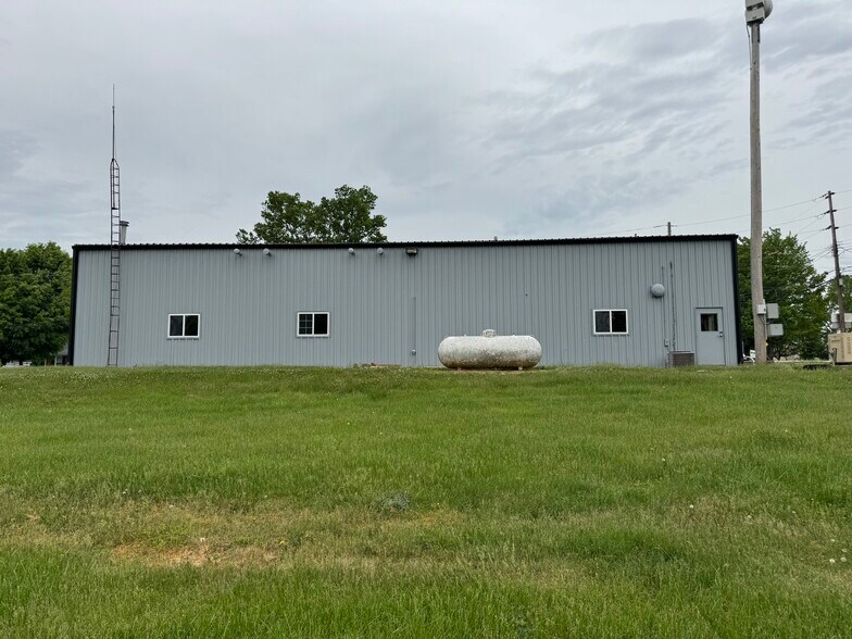 More Photos Of 4741 Bagdad Rd, Bagdad Flex For Sale