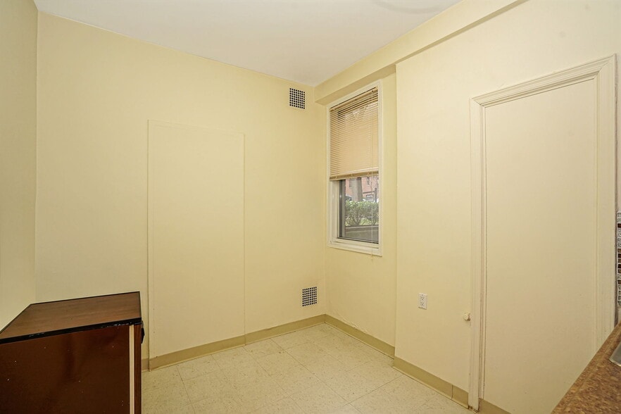 More Photos Of 11050 71st Rd, Forest Hills Apartments For Sale