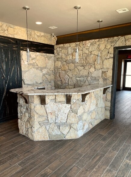 More Photos Of 395 NE 31st St, Newcastle Warehouse For Lease