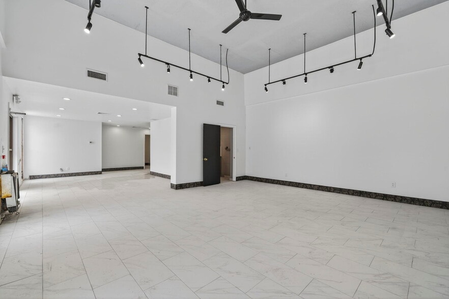 More Photos Of 890 Lafayette Rd, Seabrook Freestanding For Lease