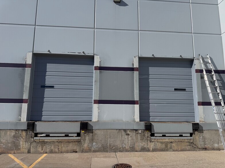 More Photos Of 1018 Tri-State Pky, Gurnee Warehouse For Lease