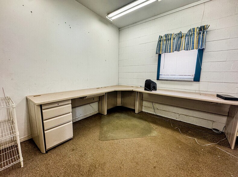 More Photos Of 33 Transport Dr, Bennington Freestanding For Sale