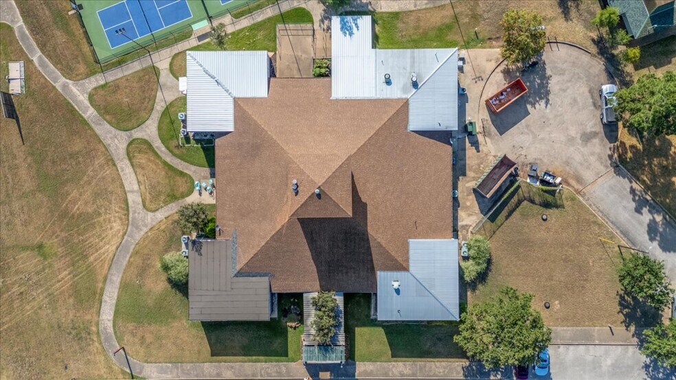 More Photos Of 141 Tahitian Dr, Bastrop Freestanding For Sale