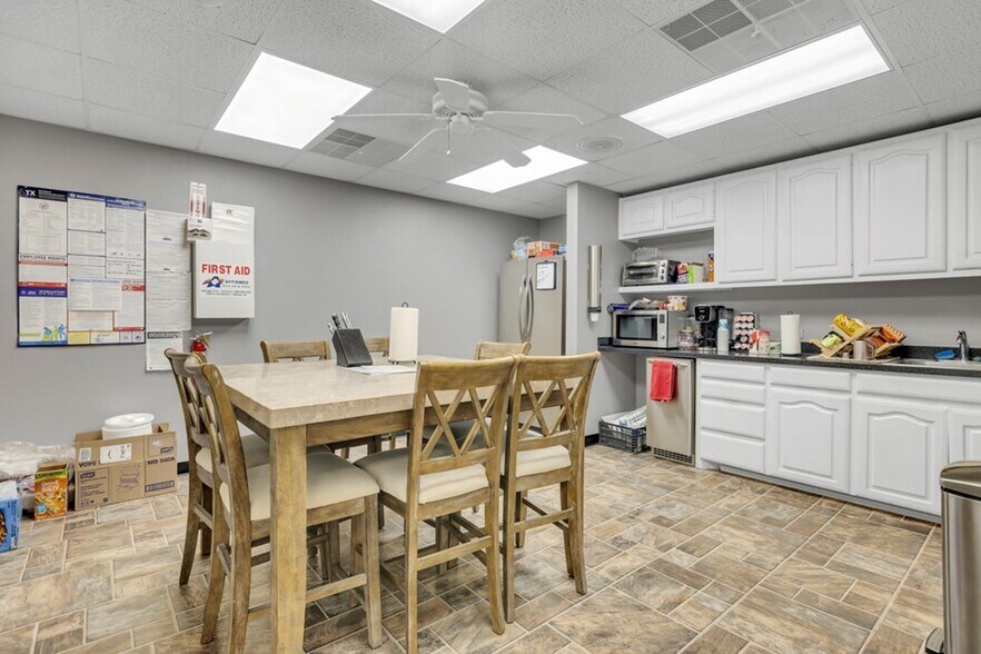 More Photos Of 809 Tower Dr, Odessa Loft Creative Space For Sale