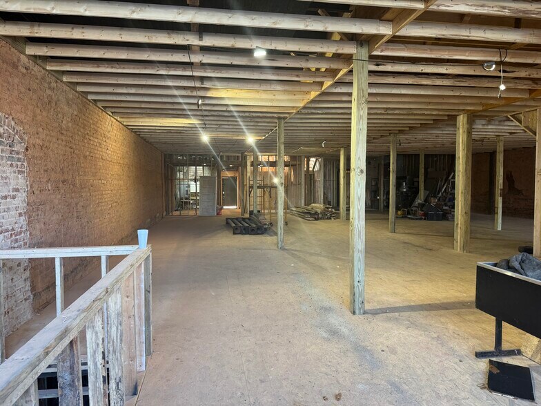 More Photos Of 116 W Solomon St, Griffin Restaurant For Lease