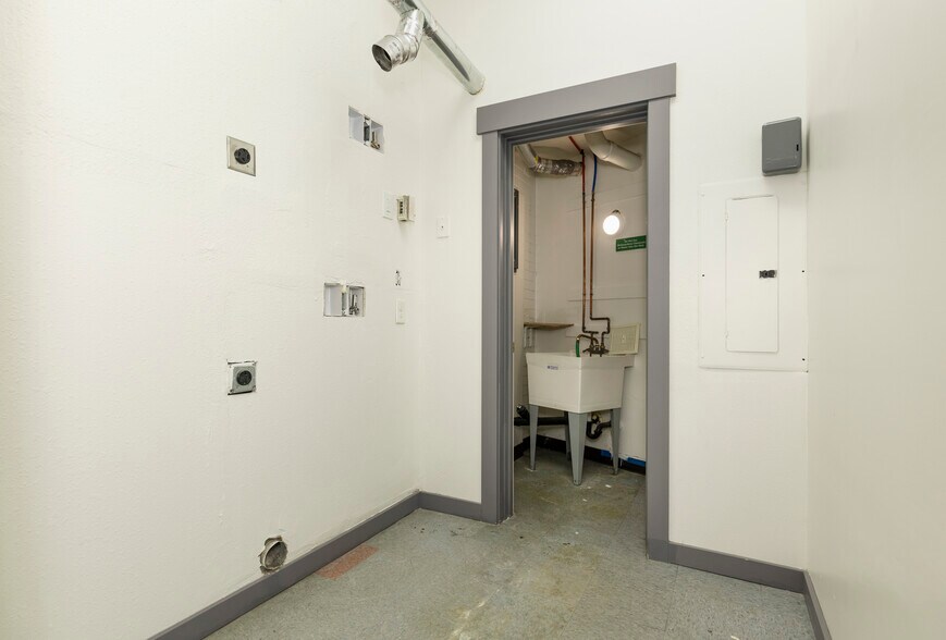 More Photos Of 11730 15th Ave NE, Seattle Freestanding For Lease