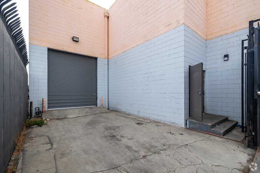 More Photos Of 5701-5709 S San Pedro St, Los Angeles Manufacturing For Lease