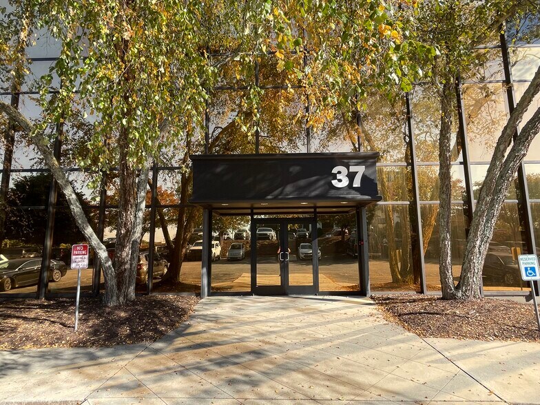 More Photos Of 33 Villa Rd, Greenville Unknown For Lease