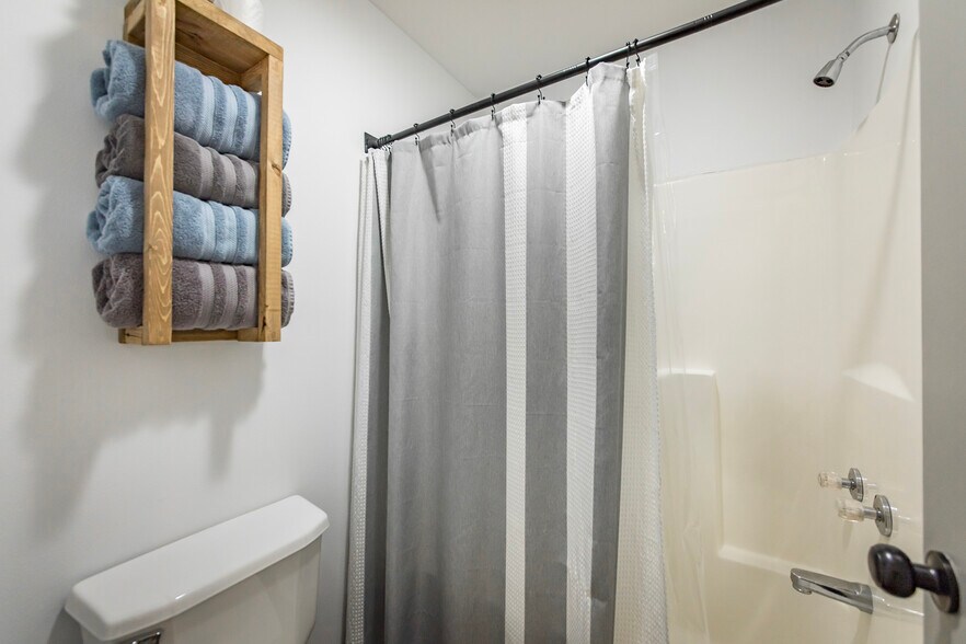 More Photos Of 8546 Edgemont Rd, Greers Ferry Hotel For Sale