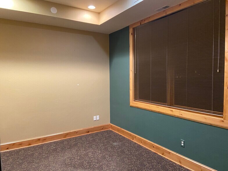 More Photos Of 9382-9386 Oak Ave, Waconia Medical For Sale