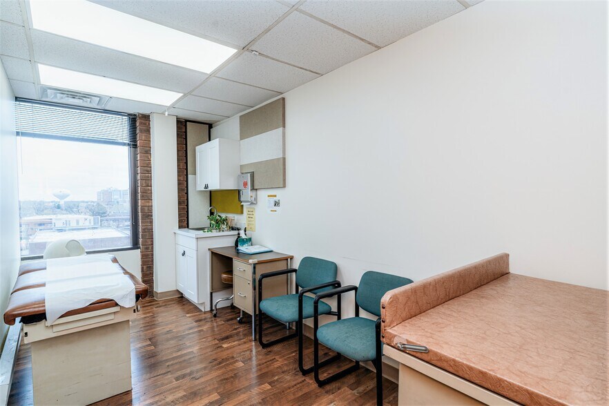 More Photos Of 2604 Dempster St, Park Ridge Medical For Lease