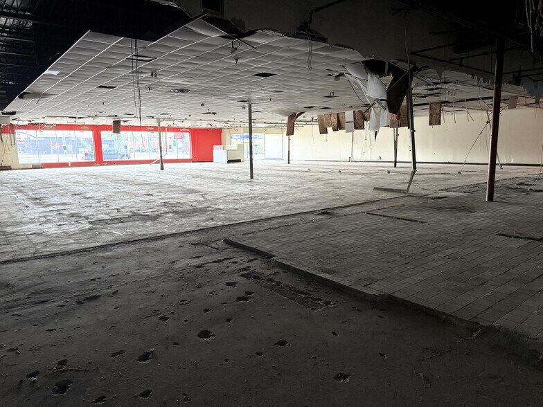 More Photos Of 11811 E 8 Mile Rd, Warren General Retail For Lease