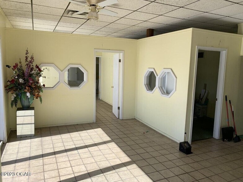 More Photos Of 1201 W 7th St, Joplin Showroom For Sale