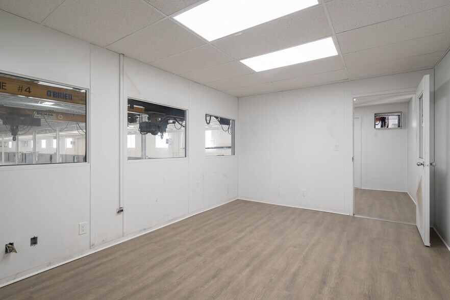 More Photos Of 100 Burland Cres, Hamilton Warehouse For Lease