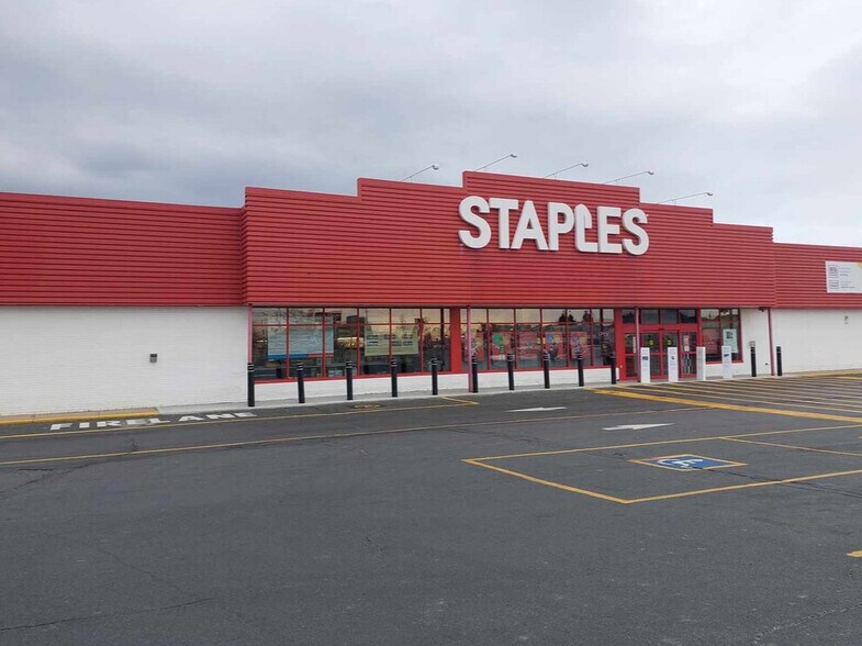 More Photos Of 1300 St. Peter Av, Bathurst General Retail For Lease